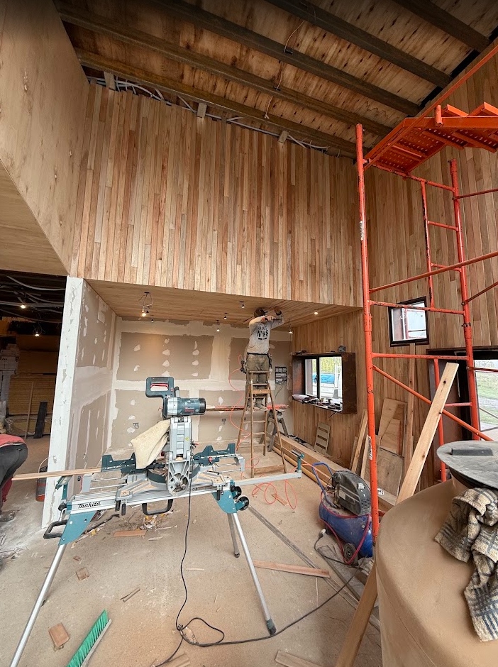 Surface Construcciones — Construcción de recepción de complejo, avance de obra con sierra ingletadora e instalación de revestimiento de madera
